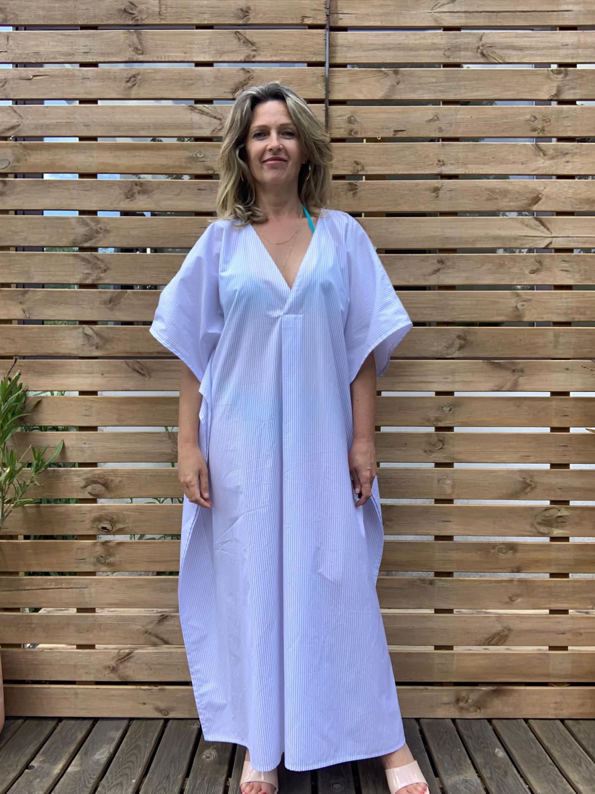 Caftan long blanc à fines rayures mauves